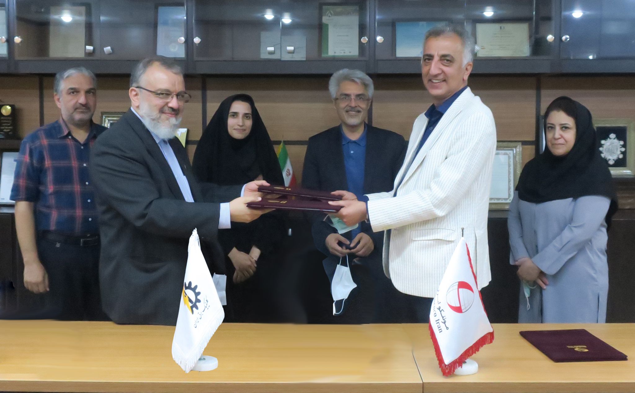 Signing a memorandum of cooperation between Monenco Iran and Iran Electricity Clinic regarding holding technical training courses and development of technical and electrical engineering softwares