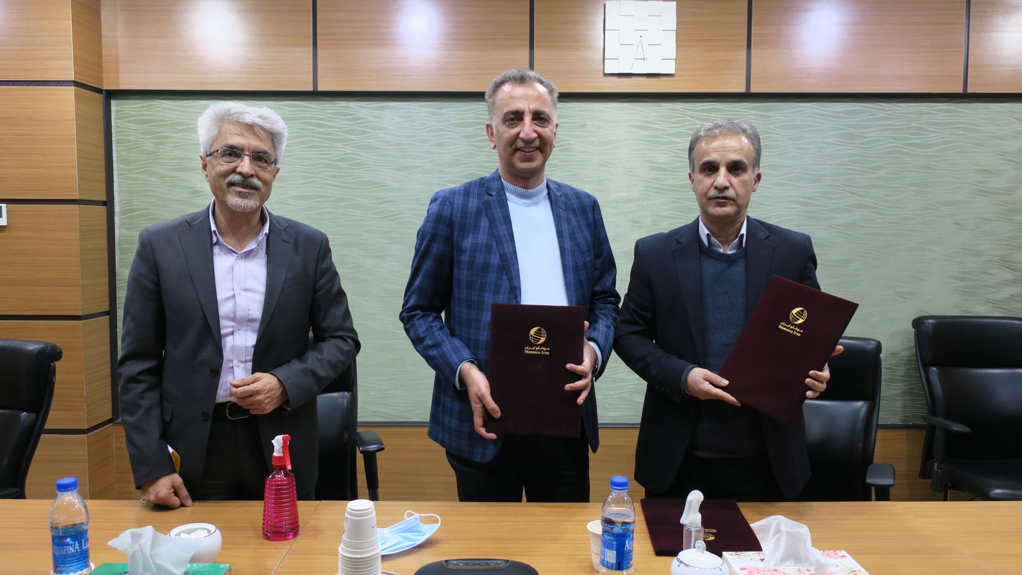 Signing a memorandum of understanding between Monenco Iran and Petro Contract Navigators Group