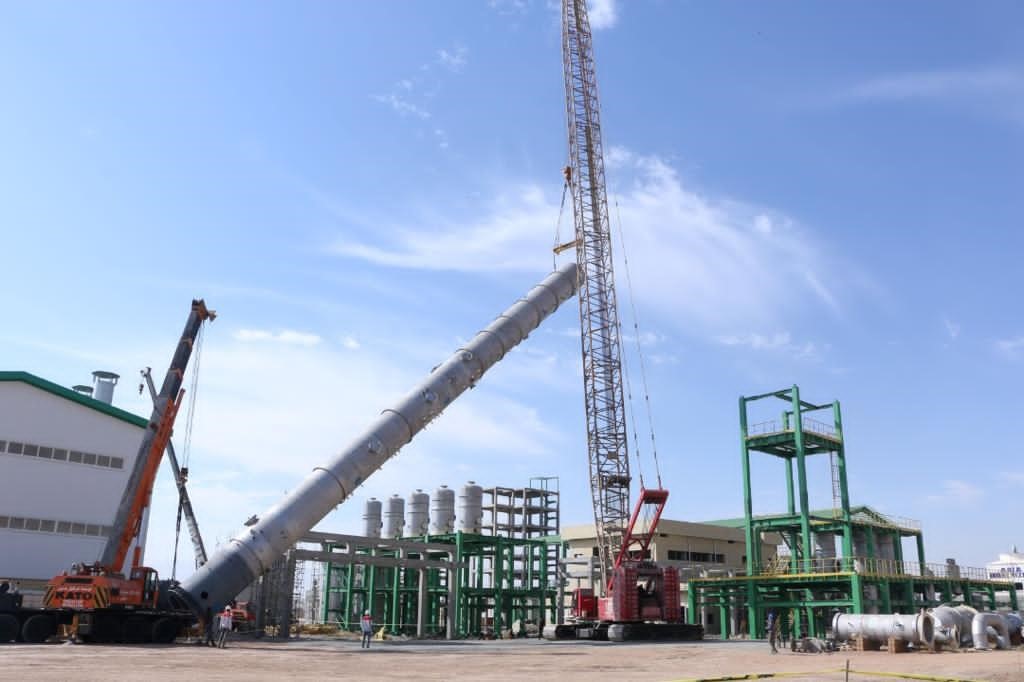 نصب برج تقطیر نخستین کارخانه تولید کننده بایواتانول سوختی کشور با استفاده از غلات